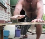 bois planche Planter un clou à main nue