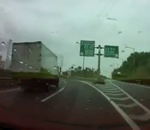 accident Un camion force une voiture à ralentir