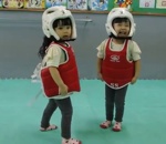 fille mignon Deux fillettes font du taekwondo