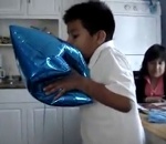 helium enfant Un enfant inhale trop d'hélium