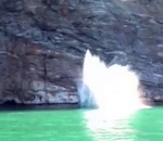 saut eau falaise Gros plat en plongeant d'une falaise