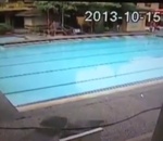 tremblement vague Une piscine pendant un tremblement de terre