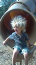 enfant cheveux Electricité statique dans un toboggan
