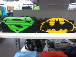 superman batman t-shirt Logo Superman et Batman dans des tshirts pliés