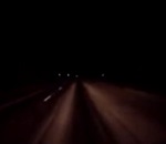 voiture chute Rouler la nuit sur une route russe