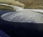 glace riviere Disque de glace sur une rivière