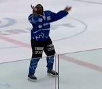 hockey joueur Un hockeyeur fête sa victoire en dansant