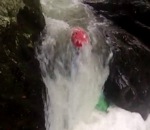 coince eau Un kayakiste coincé entre deux rochers