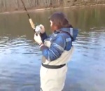 poisson Une pêcheuse terrifiée