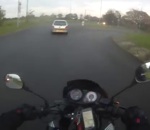 chute moto Des automobilistes aident un motard