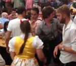 femme homme bagarre Prise sournoise d'une femme (Oktoberfest 2013)