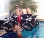 piscine eau jet Burn en moto dans une piscine