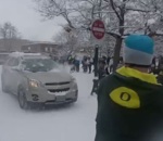 neige Des étudiants lancent des boules de neige sur des voitures