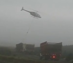 helicoptere Chargement rapide de sapins de Noël avec un hélicoptère