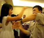martial main Un père et sa fille pratiquent le wing chun