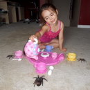 fille araignee Dinette avec des araignées