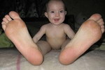 pied bebe Bébé aux grands pieds