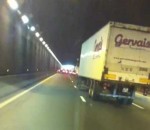 camion voiture collision Un camion percute plusieurs voitures sous un tunnel