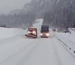 neige evite Collision évitée de justesse entre deux camions