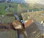 drone Un drone filme une maison détruite par un rocher