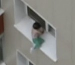 immeuble Un bébé sur le rebord d'une fenêtre au 11ème étage
