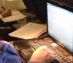 clavier doigt Endormi sur son ordinateur