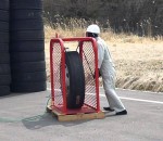 test experience Un mannequin à coté d'un pneu qui éclate