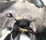 inondation moto Motard vs. Flaque d'eau