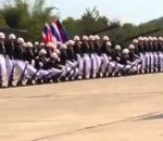 thailande militaire Une parade militaire synchronisée (Effet Domino)