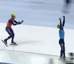 course Un patineur fait un doigt à son adversaire