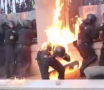 feu Policiers ukrainiens vs Cocktail Molotov
