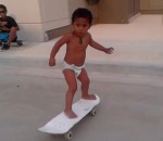 skateboard enfant Skateboarder de 2 ans
