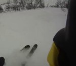 trou neige Un skieur tombe dans un trou