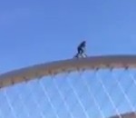 velo extreme BMX sur la structure d'un pont