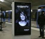 animation Une affiche de pub dans le métro qui décoiffe