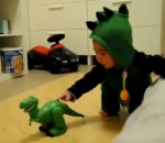 peur enfant Un bébé effrayé par son robot jouet dinosaure