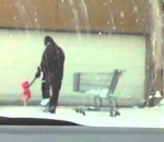 supermarche parking deneigement Déblayer la neige à l'aide d'un caddie