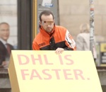 dhl DHL trolle ses concurrents avec un colis piégé