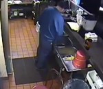 restaurant Un employé de Pizza Hut fait pipi dans l'évier