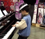 magasin musique Jeune pianiste dans un magasin