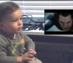 film enfant Un bébé regarde Man Of Steel