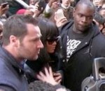 fan foule Des fans attendent Rihanna devant son hôtel