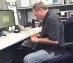 ordinateur touche clavier Un vieux tape au clavier