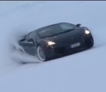 ski voiture Lamborghini Gallardo sur une piste de ski