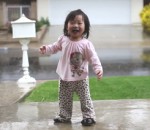 mignon fille Une petite fille découvre la pluie