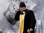 bouclier croix Un prêtre ukrainien