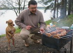 chien Un chien aime le barbecue