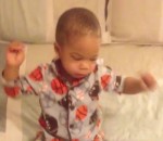 smartphone Un bébé se réveille en dansant
