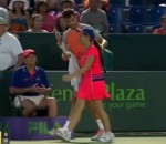 tennis Dimitrov vient en aide à une ramasseuse de balles