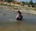 glissade eau Drift en scooter sur une flaque d'eau